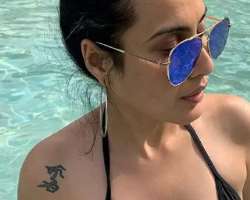 The actress is a tattoo lover and has one on her right shoulder.